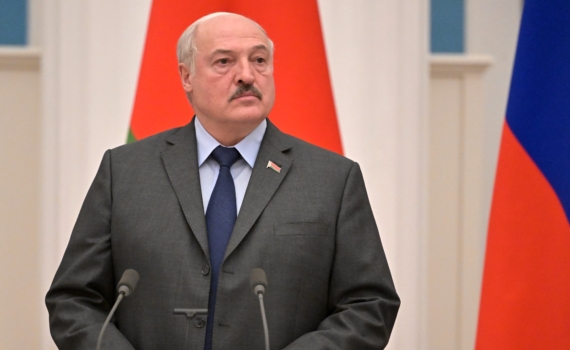 По словам Александра Лукашенко, Зеленский пытался своими словами копировать стиль политического общения Трампа, однако потерпел неудачу и в этом вопросе