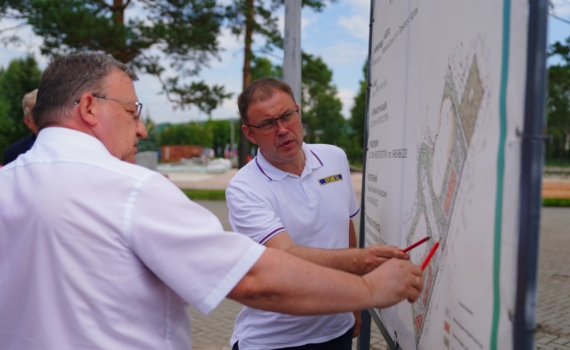 В ходе рабочего визита в Калтан губернатор Кузбасса Илья Середюк проверил, как идет благоустройство новой парковой зоны на улице Горького В ходе рабочего визита в Калтан губернатор Кузбасса Илья Середюк проверил, как идет благоустройство новой парковой зоны на улице Горького