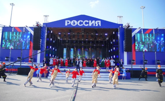 Желаю всем здоровья, благополучия, а городу - дальнейшего развития и процветания, сказал Илья Середюк. Желаю всем здоровья, благополучия, а городу - дальнейшего развития и процветания, сказал Илья Середюк.