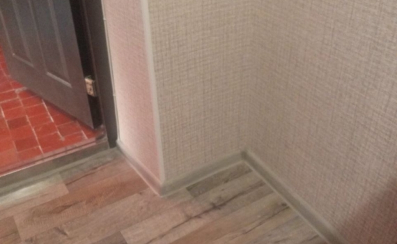 Секрет идеального пола: чем замазать скол на ламинате за 5 минут, чтобы его не было видно