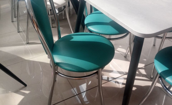 Стол больше не накрывают: что пришло на смену привычным скатертям — и это не клеенка, а новый тренд Стол больше не накрывают: что пришло на смену привычным скатертям — и это не клеенка, а новый тренд